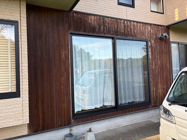 木部外壁の色褪せが分かる遠目の写真